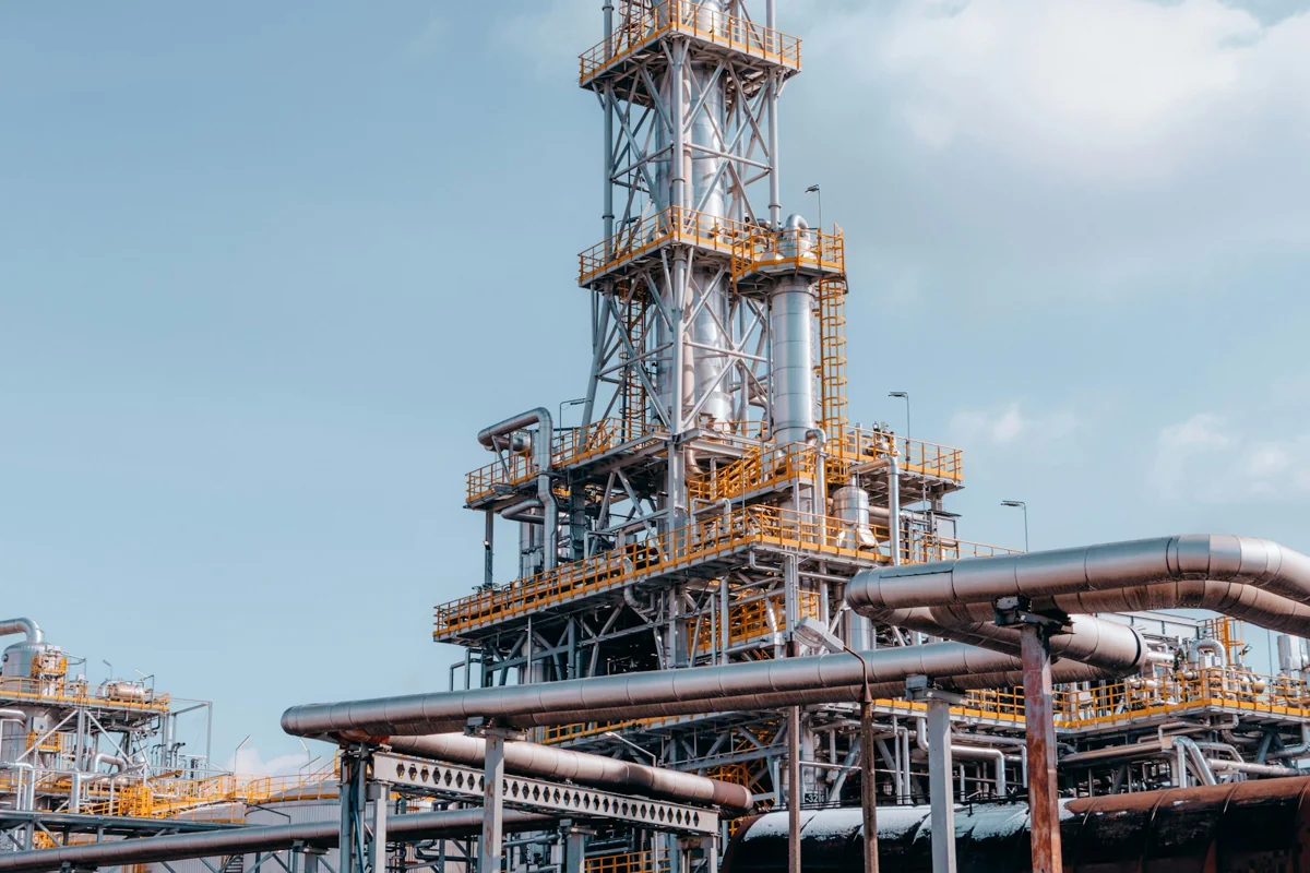 Infraestructura y estructuras en una instalación industrial; fotografía de referencia