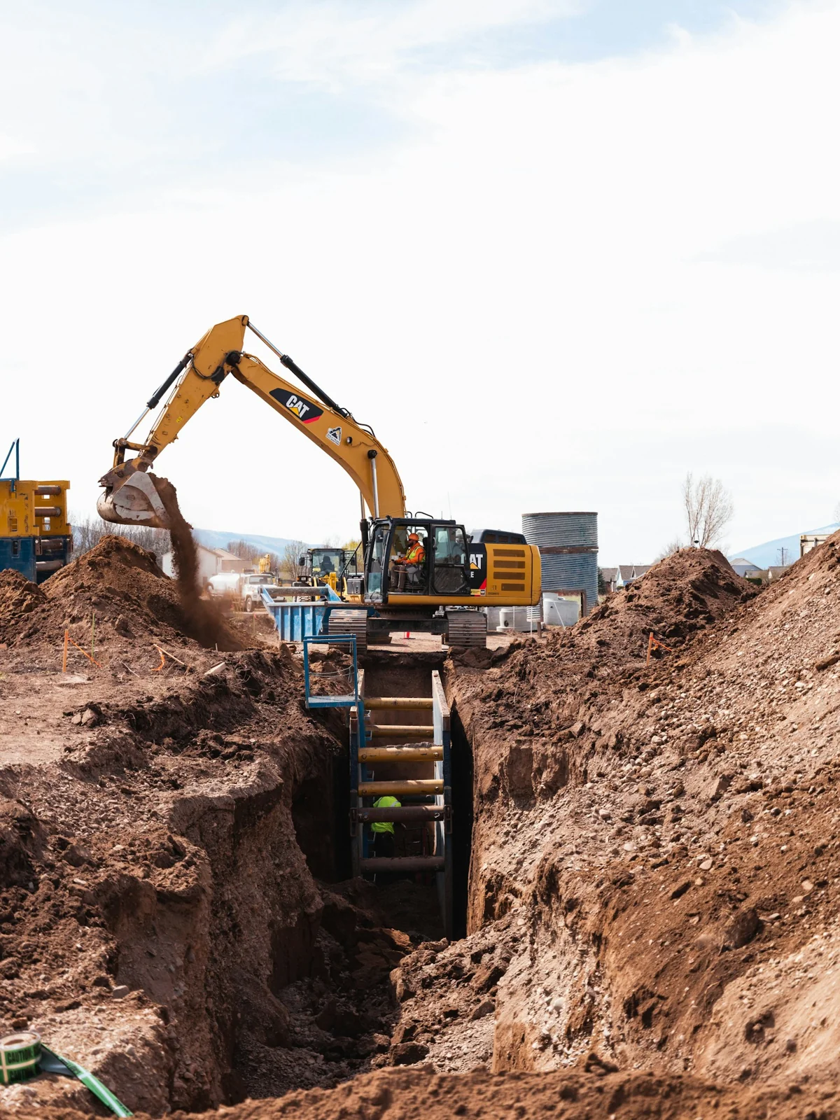 Maquinaria ejecutando una excavación en terreno; fotografía de referencia