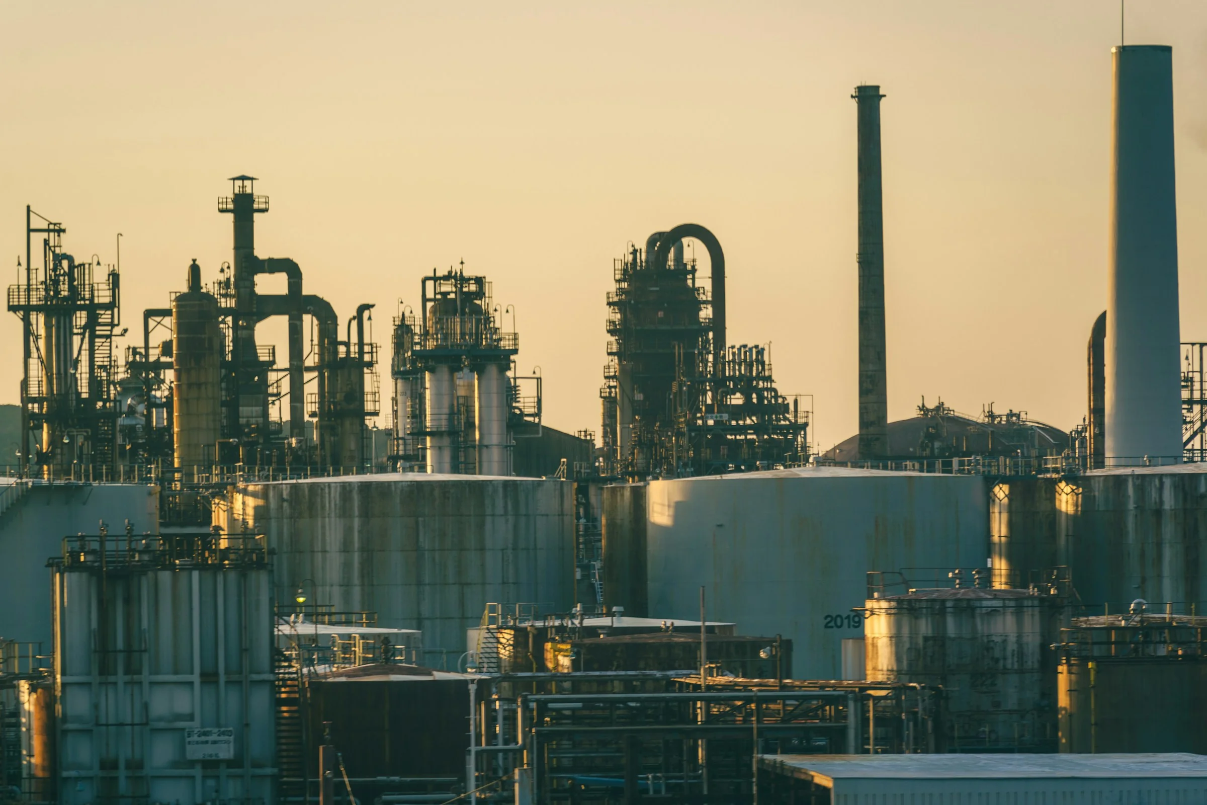 Infraestructura de una refinería al atardecer