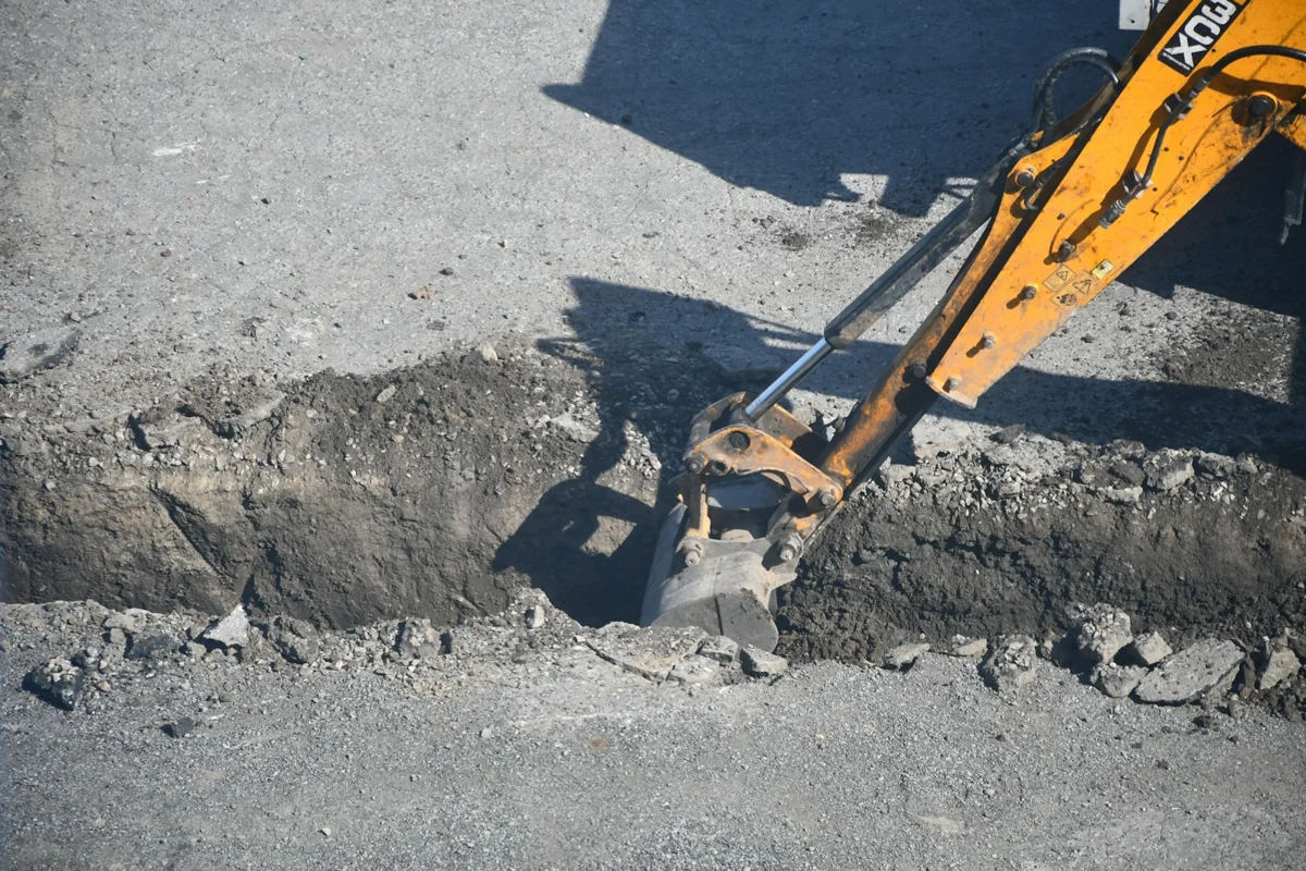 Excavación para redes de servicios y saneamiento; fotografía de referencia