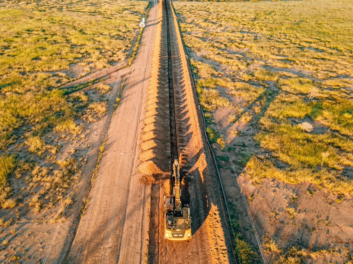 Movimiento de tierras y acceso de maquinaria en un corredor de infraestructura; fotografía de referencia